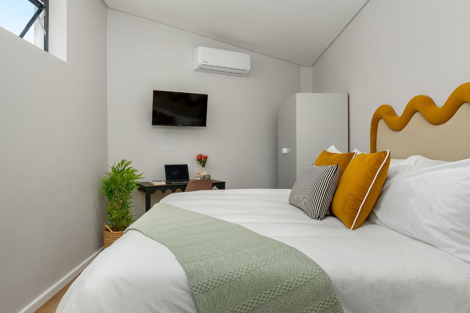 Neighbourgood 1St Crescent Camps Bay Hotel Cape Town Room photo